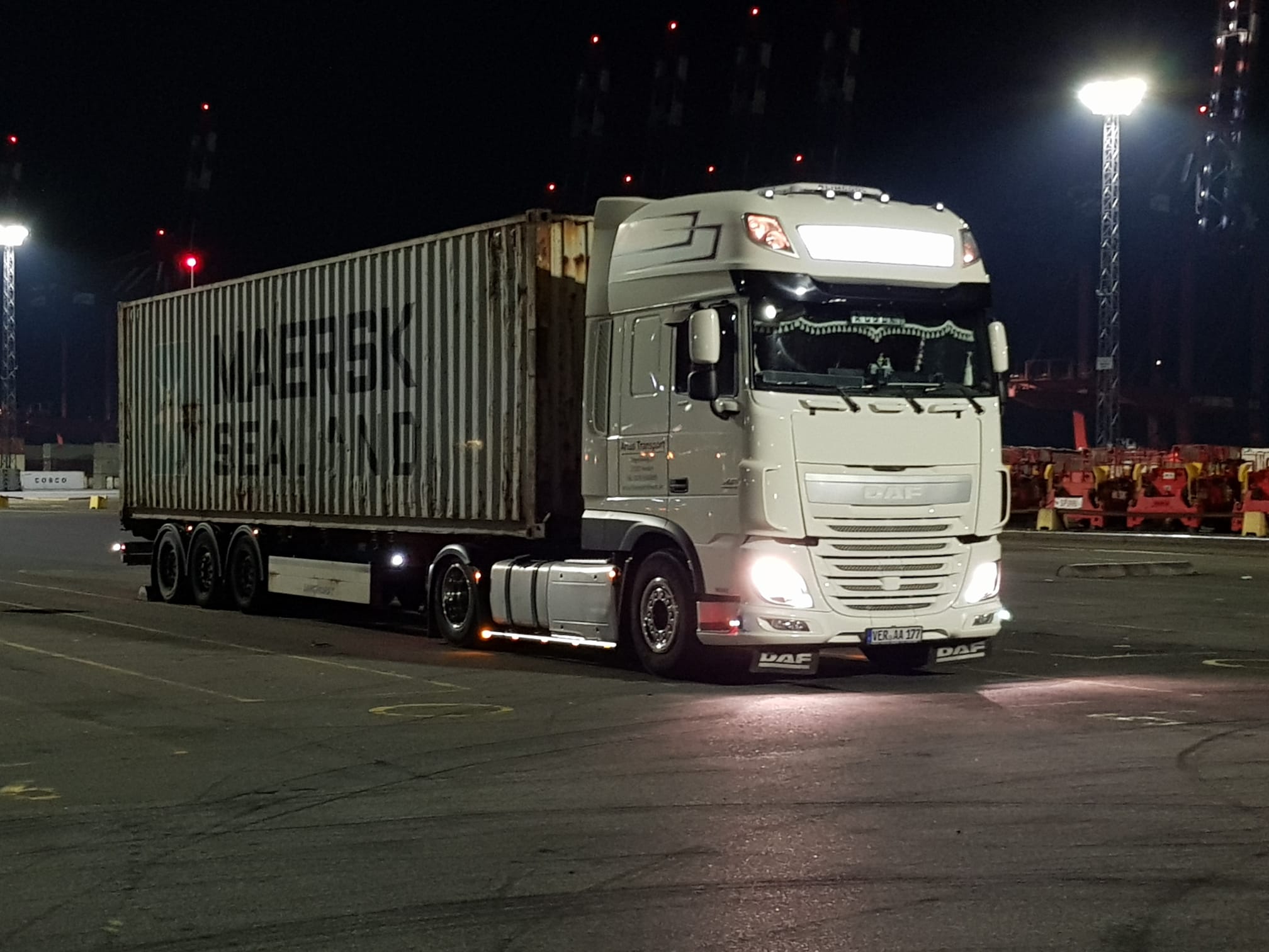 Artus Containertransport Fuhrpark LKW Spedition Nacht Einzeln